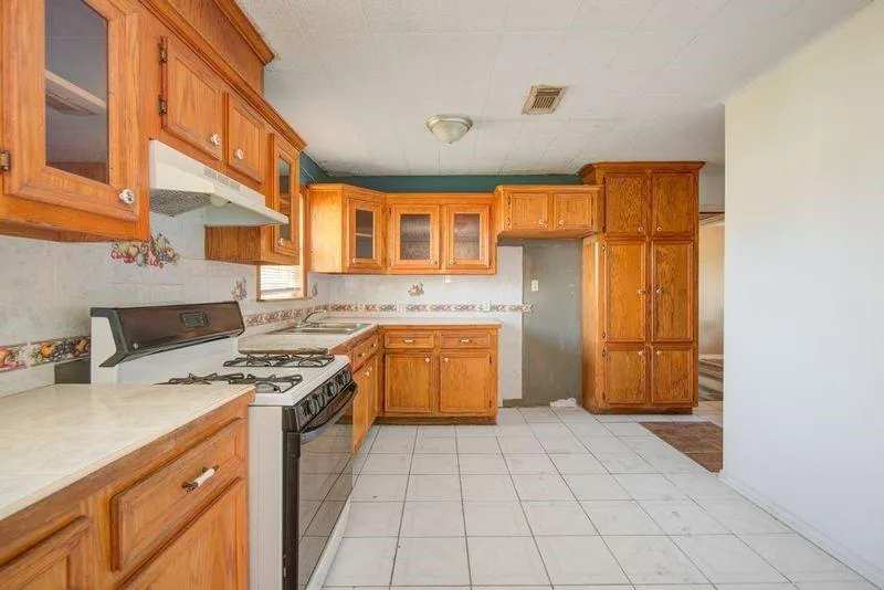 714 W 7th Street Freeport, TX 77541