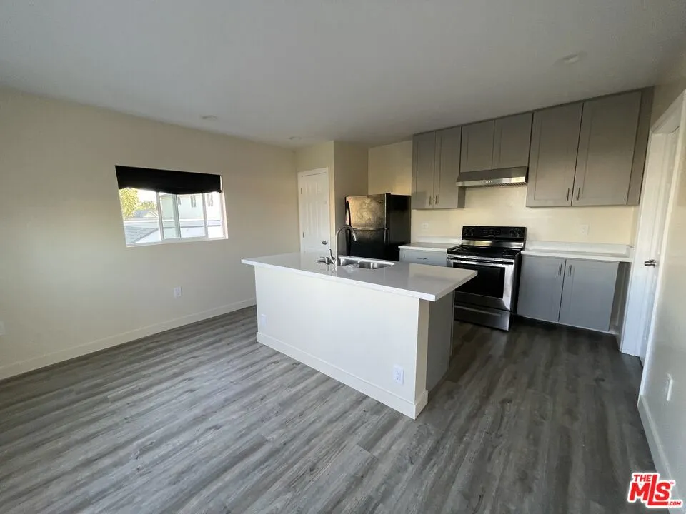 613 W 83rd Street Los Angeles, CA 90044