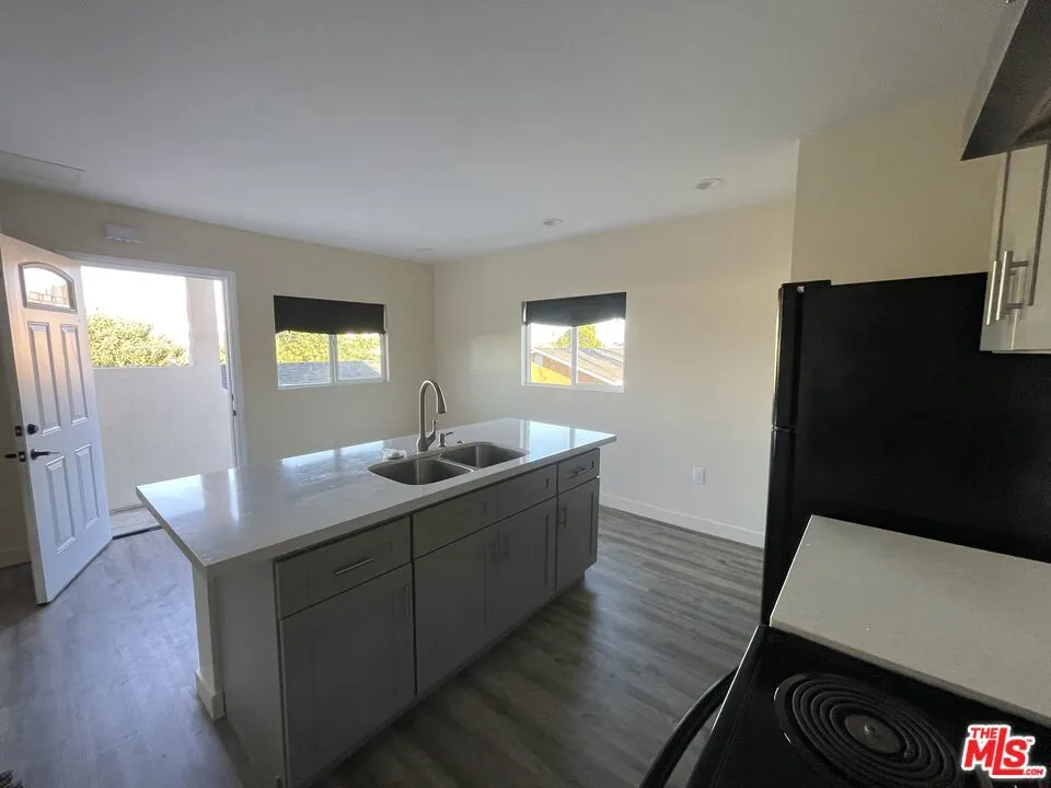 613 W 83rd Street Los Angeles, CA 90044