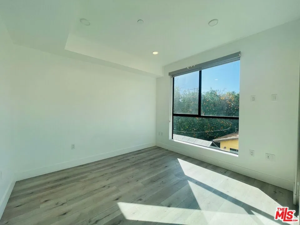 14612 Calvert Street #201 Van Nuys, CA 91411