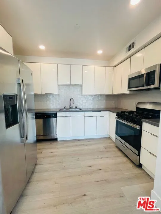 14612 Calvert Street #201 Van Nuys, CA 91411