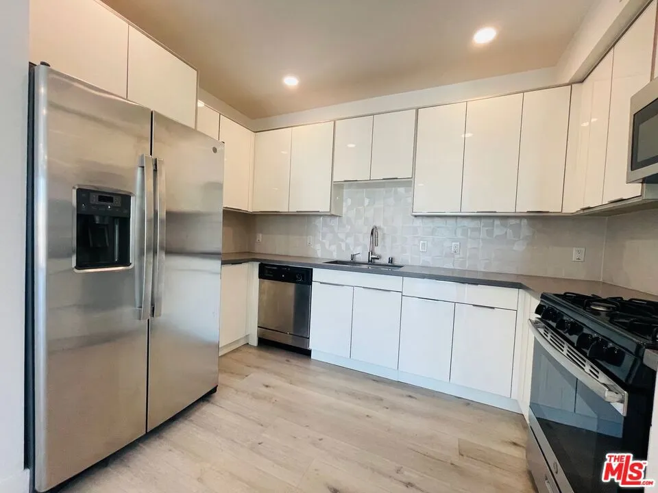 14612 Calvert Street #201 Van Nuys, CA 91411
