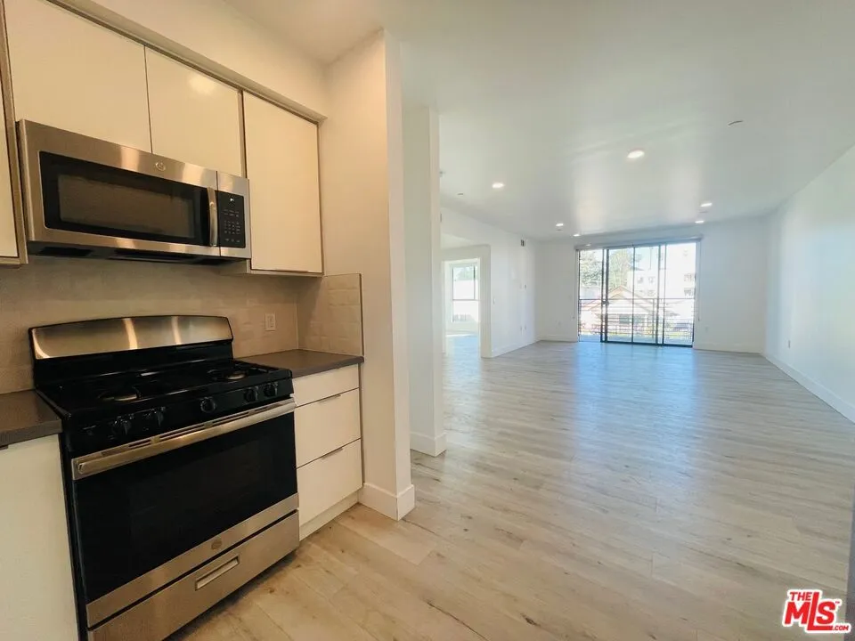 14612 Calvert Street #201 Van Nuys, CA 91411