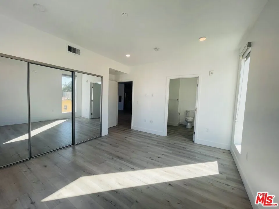 14612 Calvert Street #201 Van Nuys, CA 91411