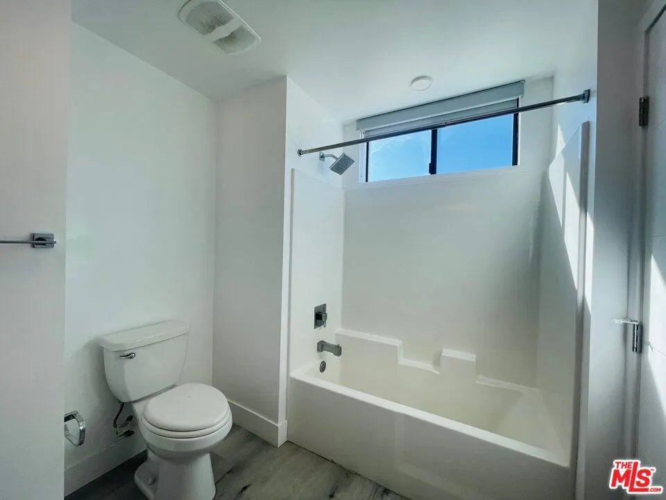 14612 Calvert Street #201 Van Nuys, CA 91411