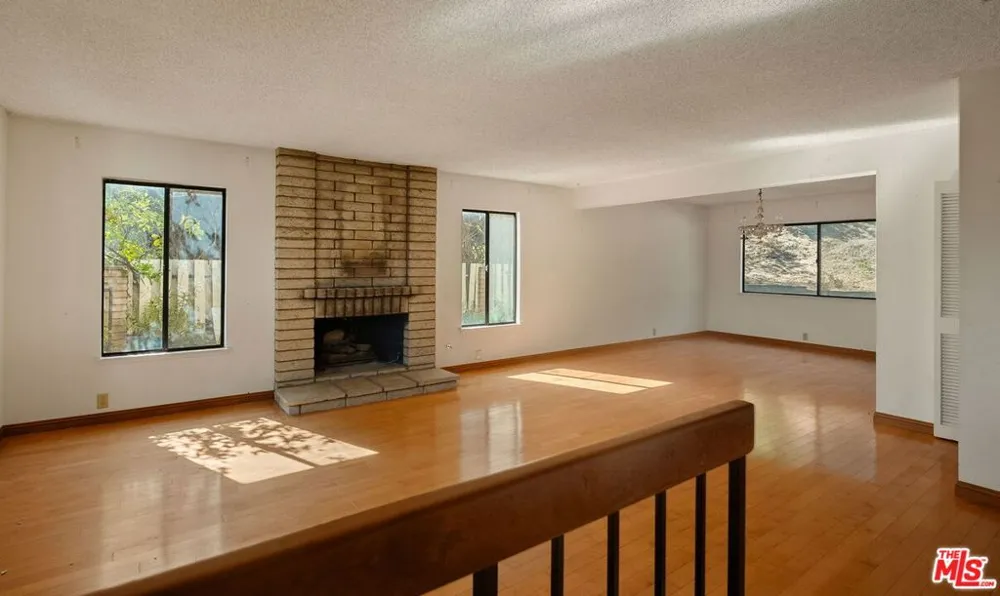 1927 Polaris Drive Glendale, CA 91208