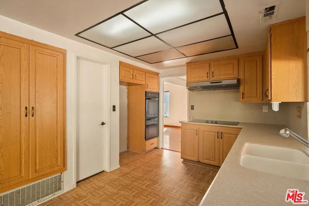 1927 Polaris Drive Glendale, CA 91208