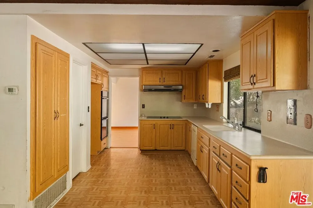 1927 Polaris Drive Glendale, CA 91208