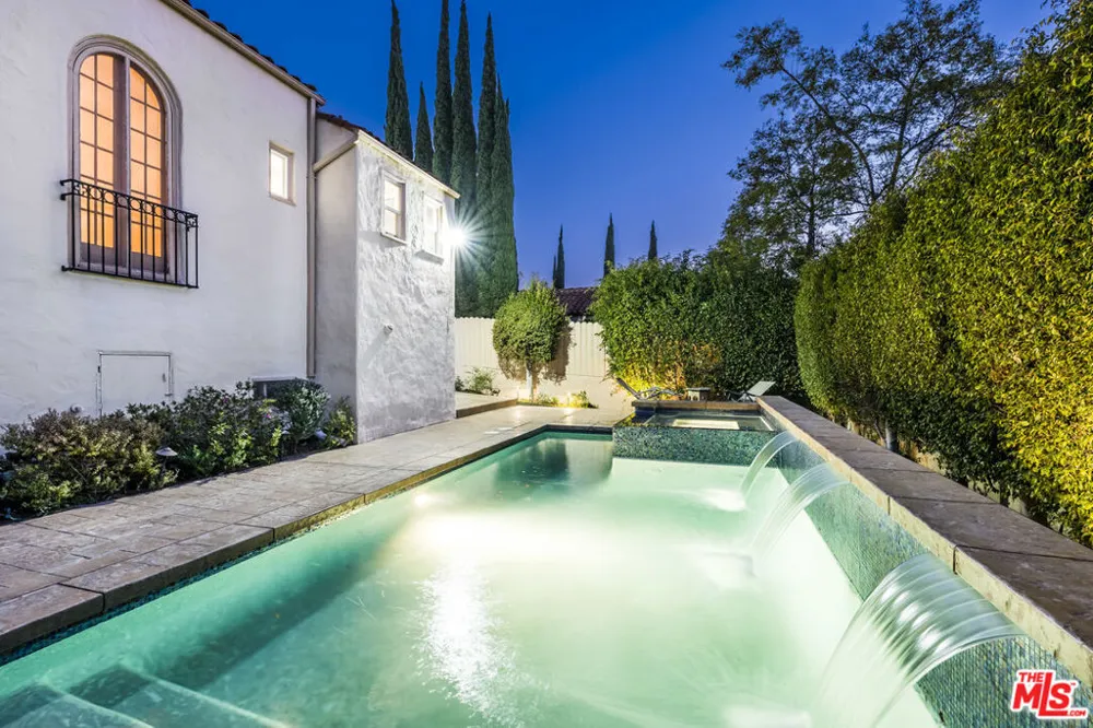 2238 EL CONTENTO DRIVE Los Angeles, CA 90068