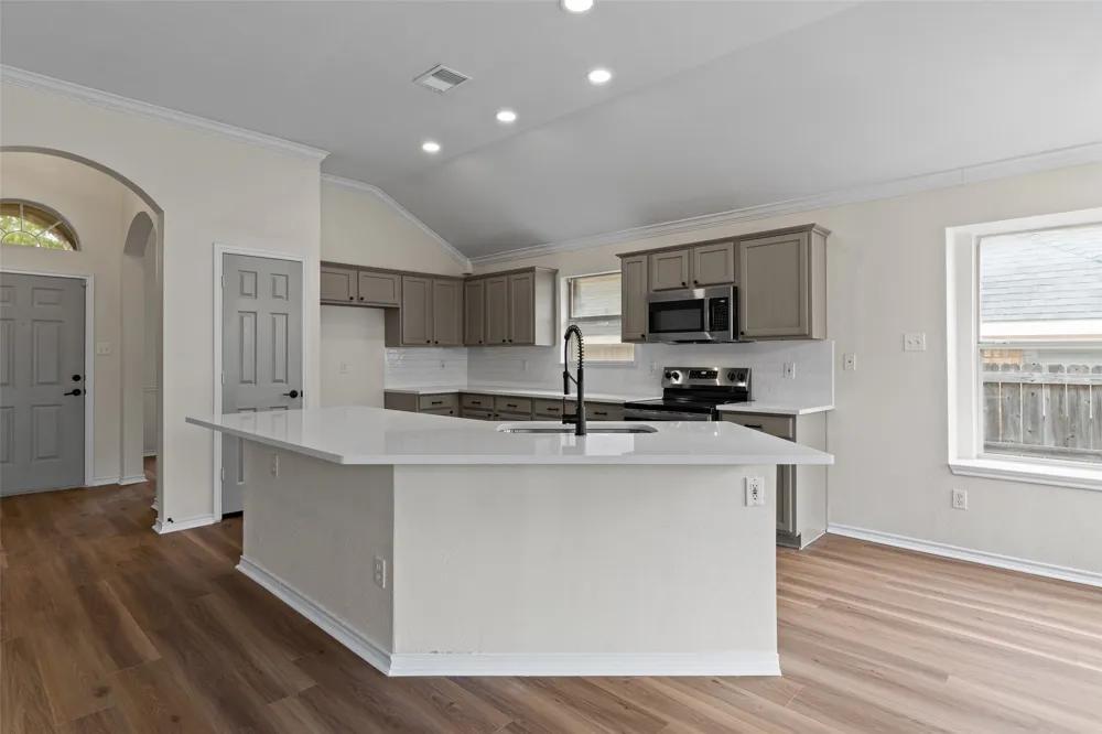 718 W Lonesome Dove Trail Arlington, TX 76001