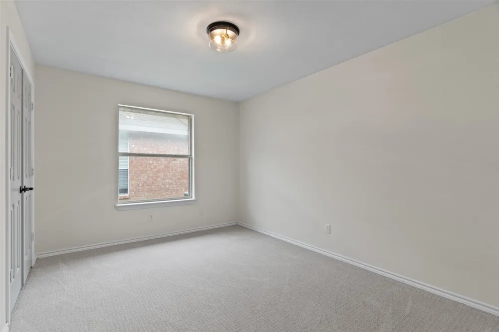 718 W Lonesome Dove Trail Arlington, TX 76001