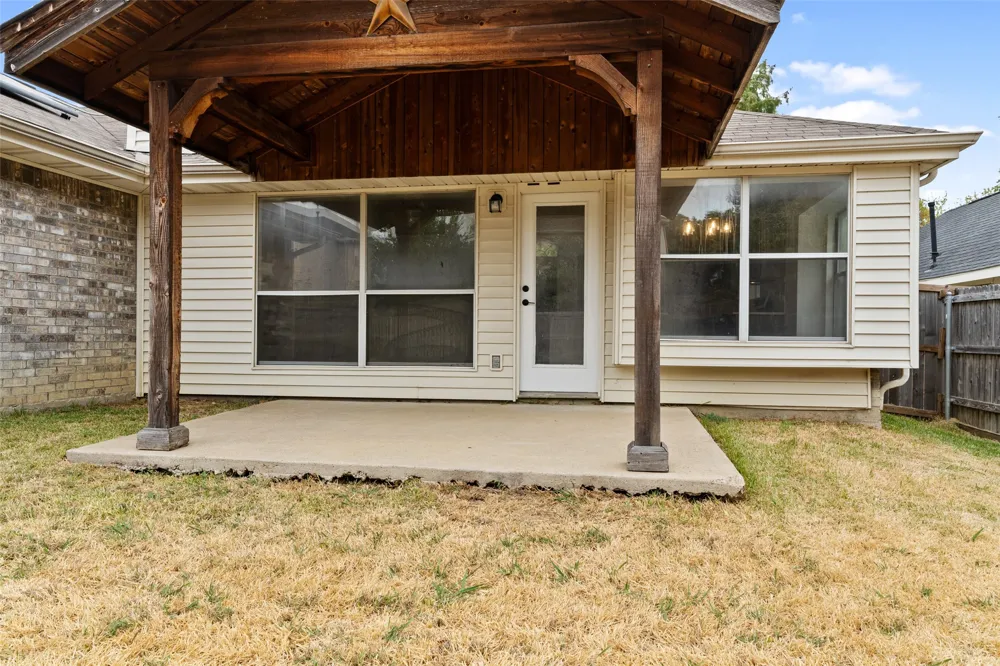 718 W Lonesome Dove Trail Arlington, TX 76001