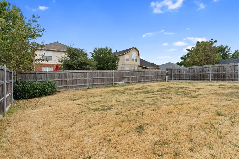 718 W Lonesome Dove Trail Arlington, TX 76001