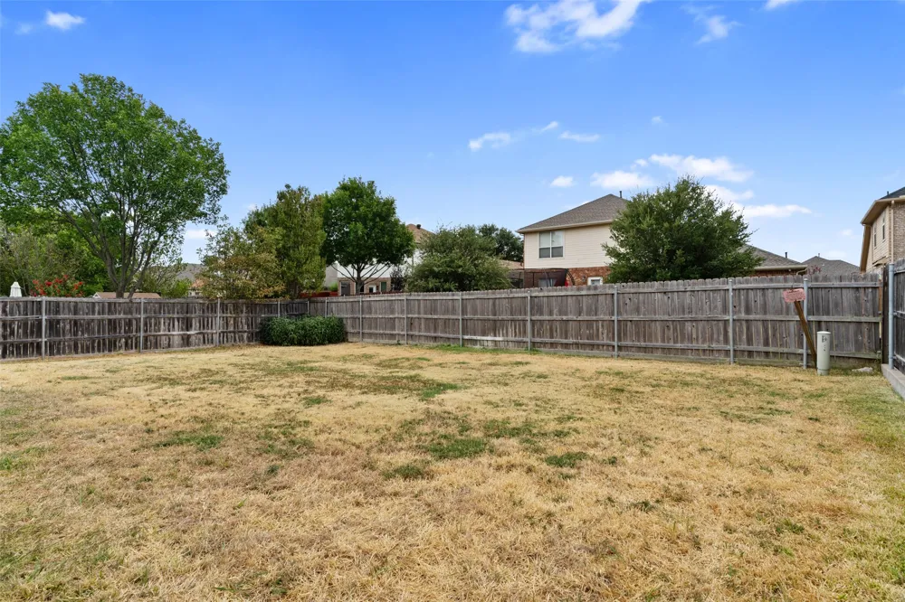 718 W Lonesome Dove Trail Arlington, TX 76001