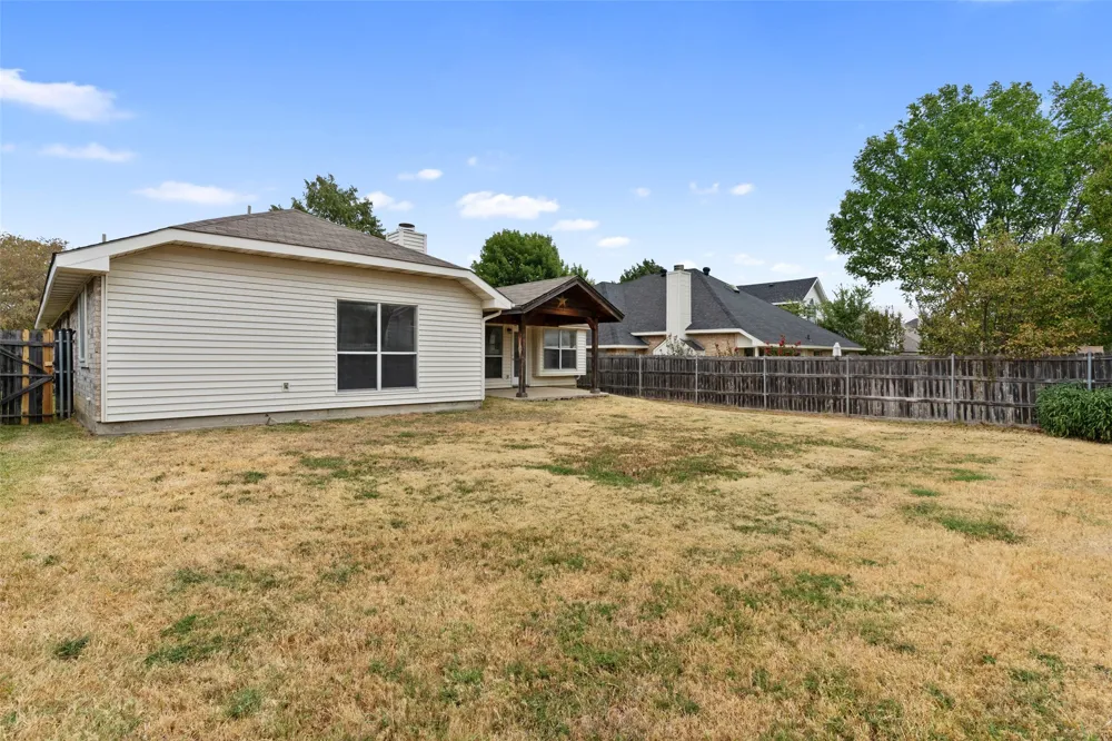718 W Lonesome Dove Trail Arlington, TX 76001