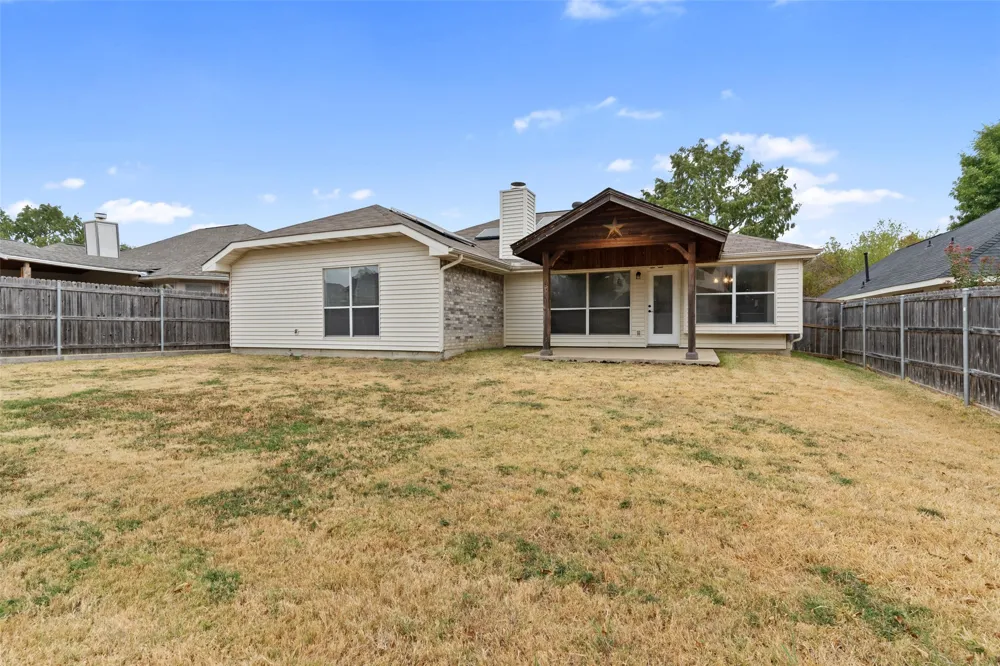 718 W Lonesome Dove Trail Arlington, TX 76001