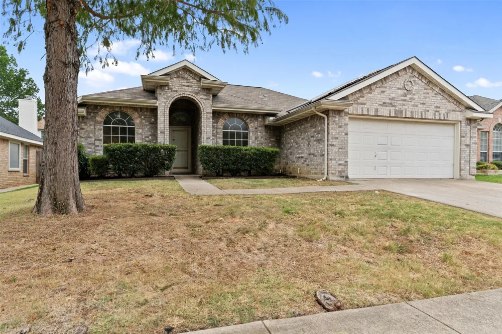 718 W Lonesome Dove Trail Arlington, TX 76001