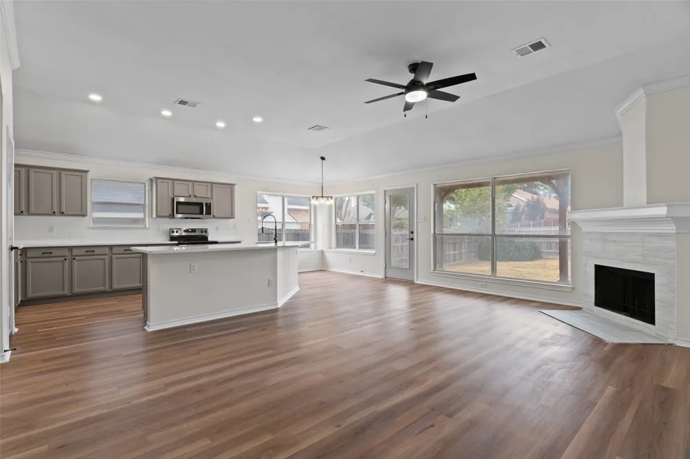718 W Lonesome Dove Trail Arlington, TX 76001