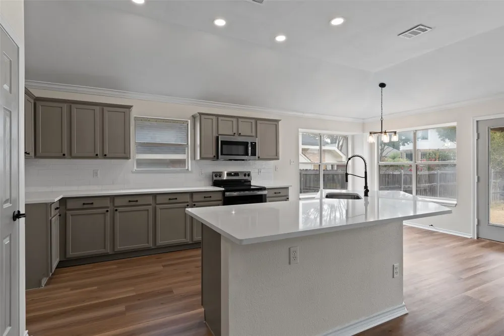 718 W Lonesome Dove Trail Arlington, TX 76001