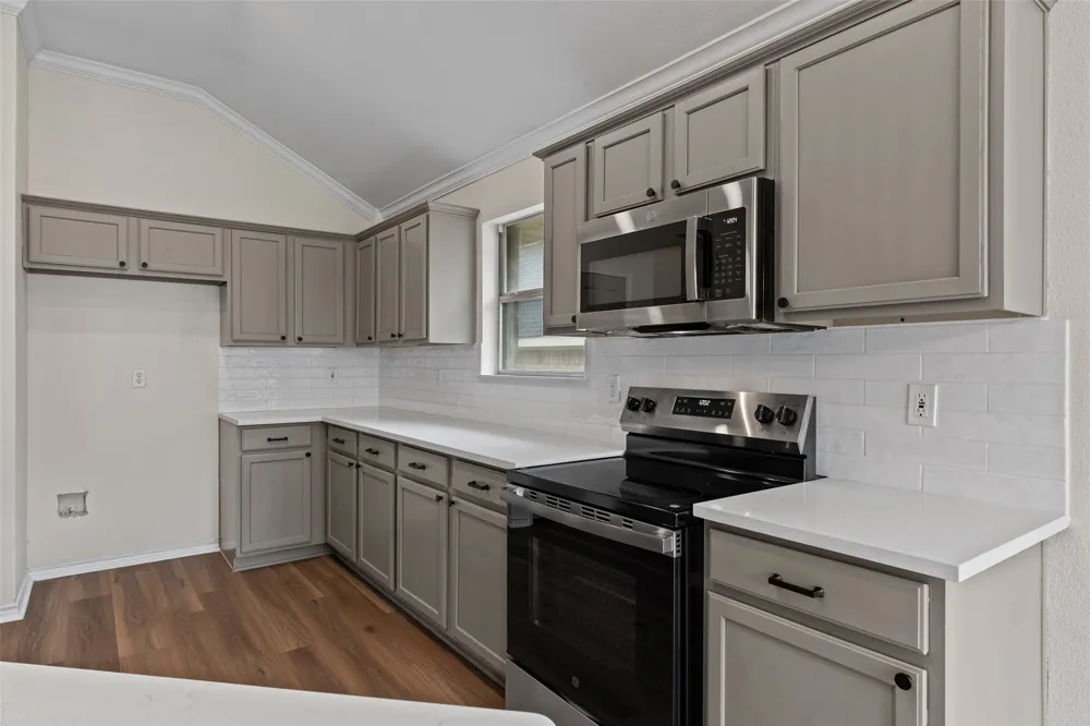 718 W Lonesome Dove Trail Arlington, TX 76001