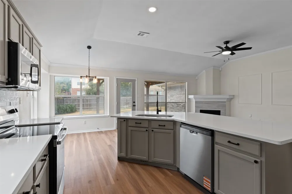 718 W Lonesome Dove Trail Arlington, TX 76001