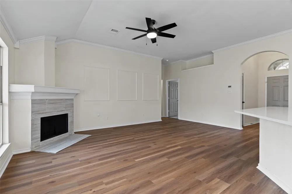 718 W Lonesome Dove Trail Arlington, TX 76001