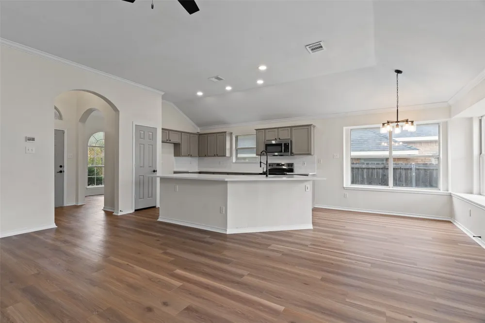 718 W Lonesome Dove Trail Arlington, TX 76001