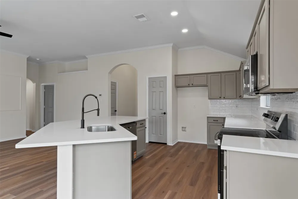 718 W Lonesome Dove Trail Arlington, TX 76001