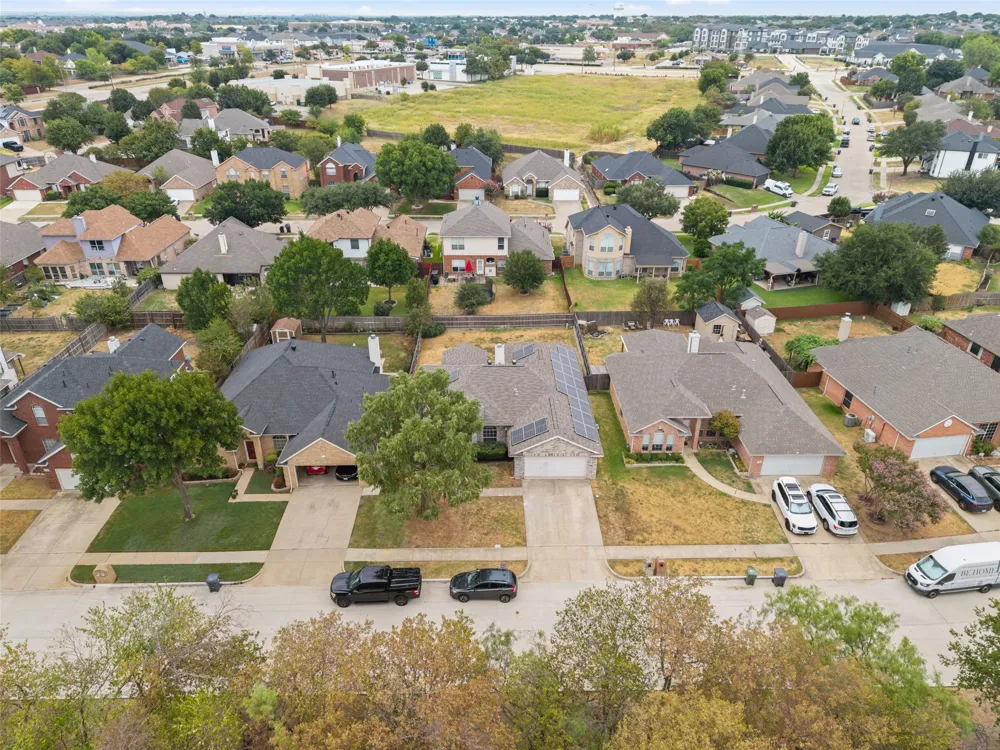 718 W Lonesome Dove Trail Arlington, TX 76001