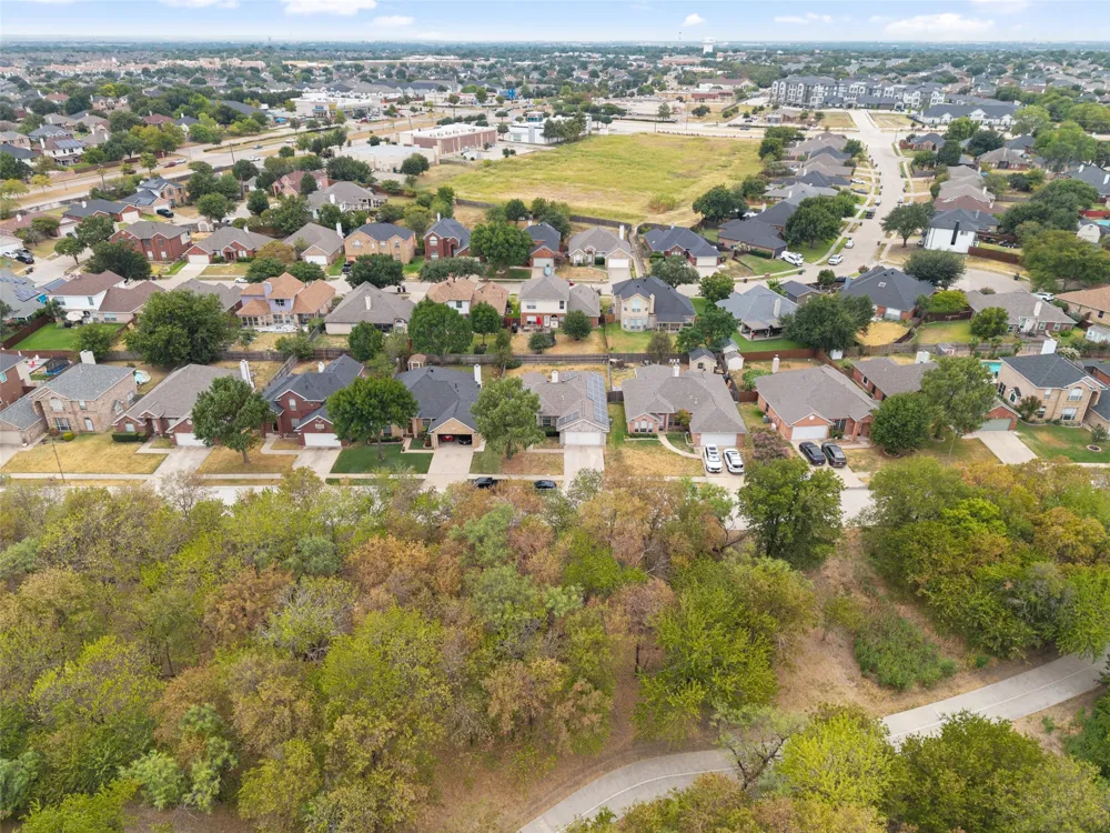 718 W Lonesome Dove Trail Arlington, TX 76001