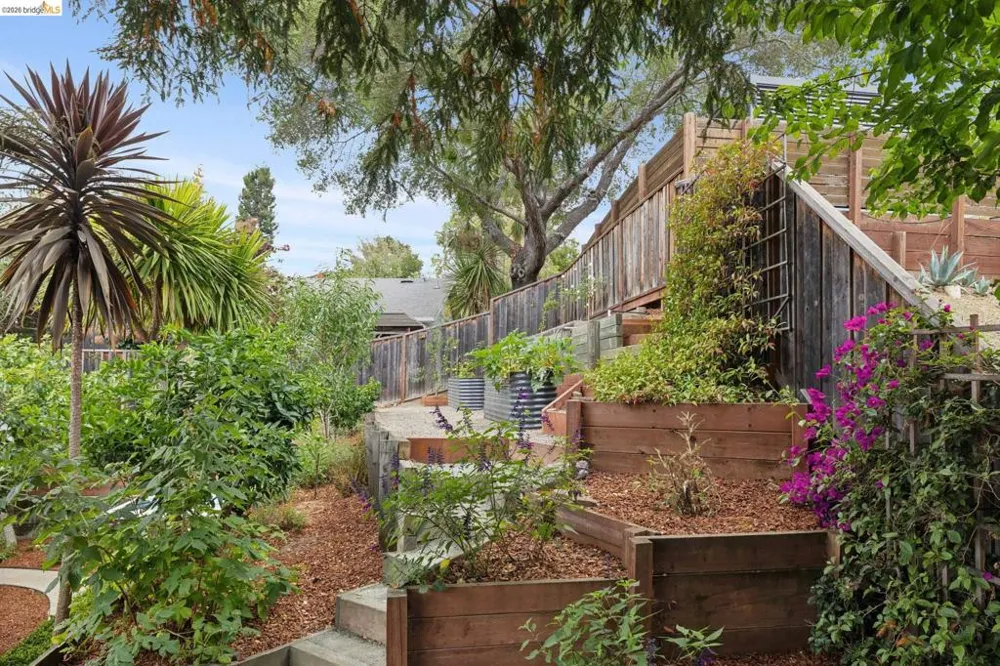 626 Caldwell Rd Oakland, CA 94611