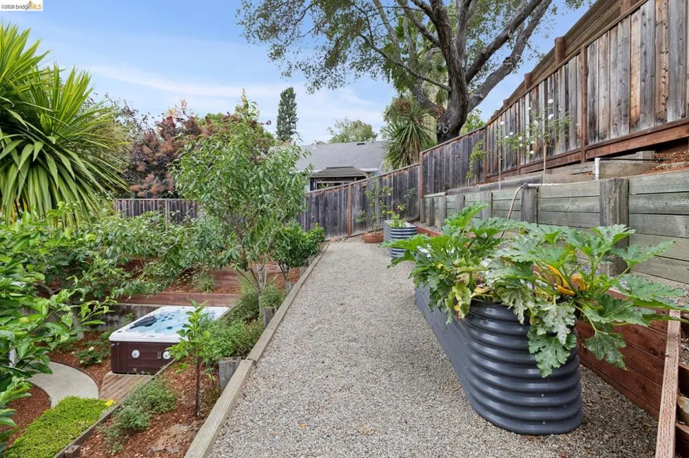 626 Caldwell Rd Oakland, CA 94611