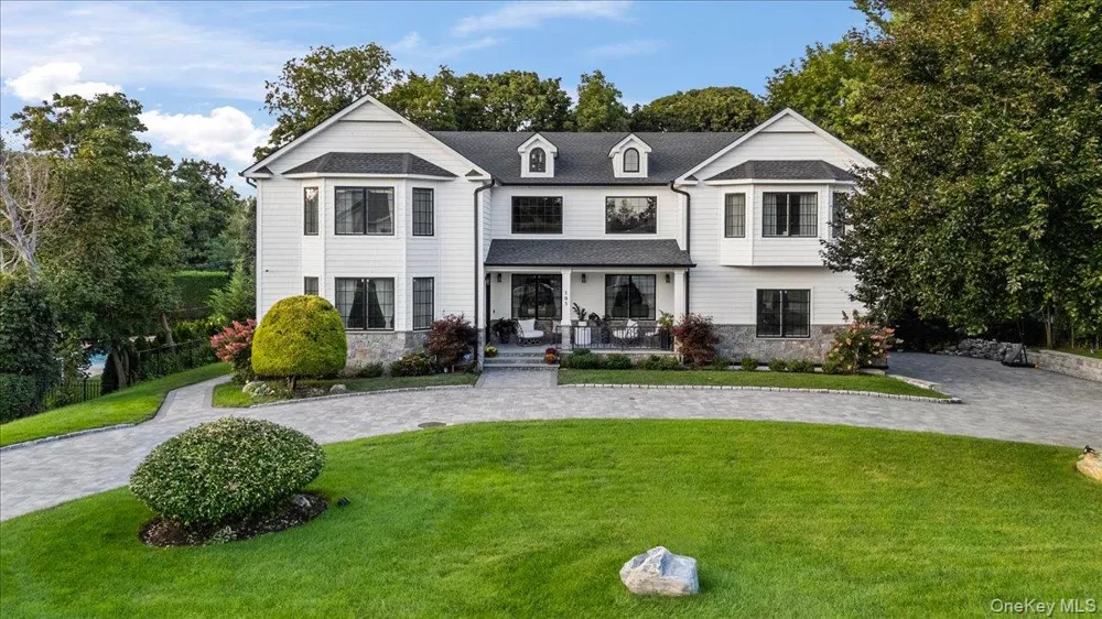 105 Woodhill Lane Manhasset, NY 11030