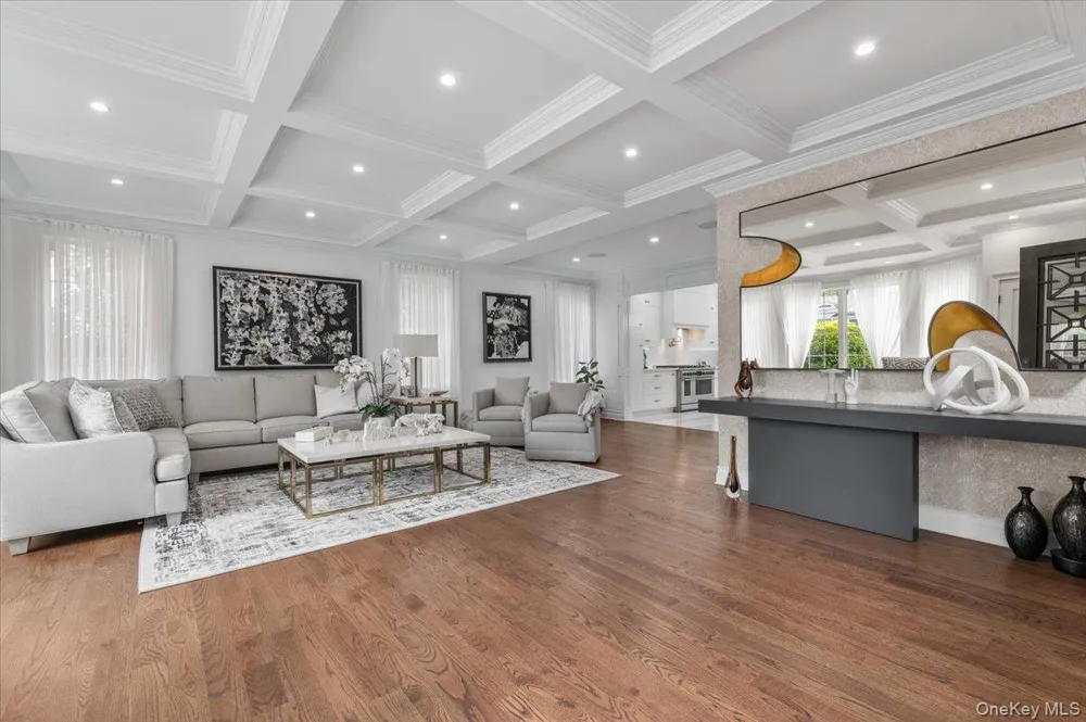 105 Woodhill Lane Manhasset, NY 11030