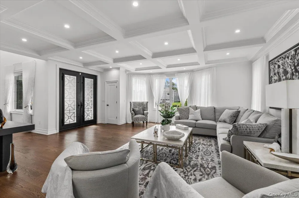 105 Woodhill Lane Manhasset, NY 11030