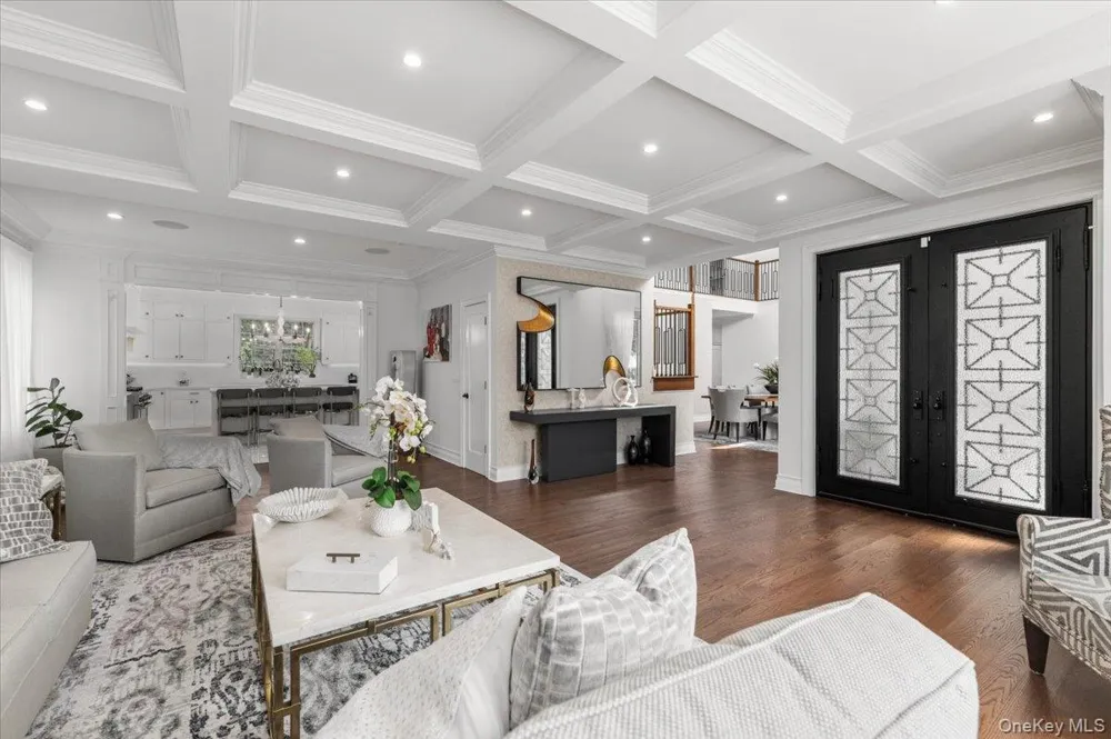 105 Woodhill Lane Manhasset, NY 11030
