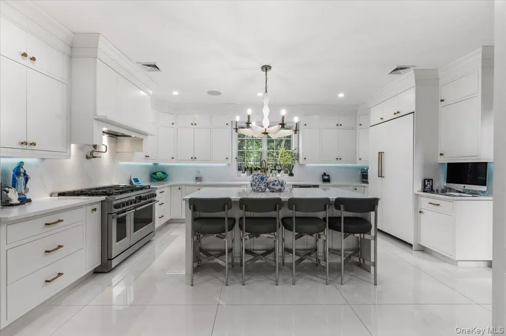105 Woodhill Lane Manhasset, NY 11030