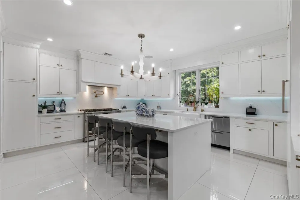 105 Woodhill Lane Manhasset, NY 11030