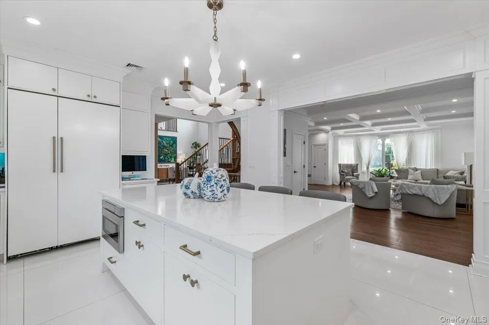 105 Woodhill Lane Manhasset, NY 11030