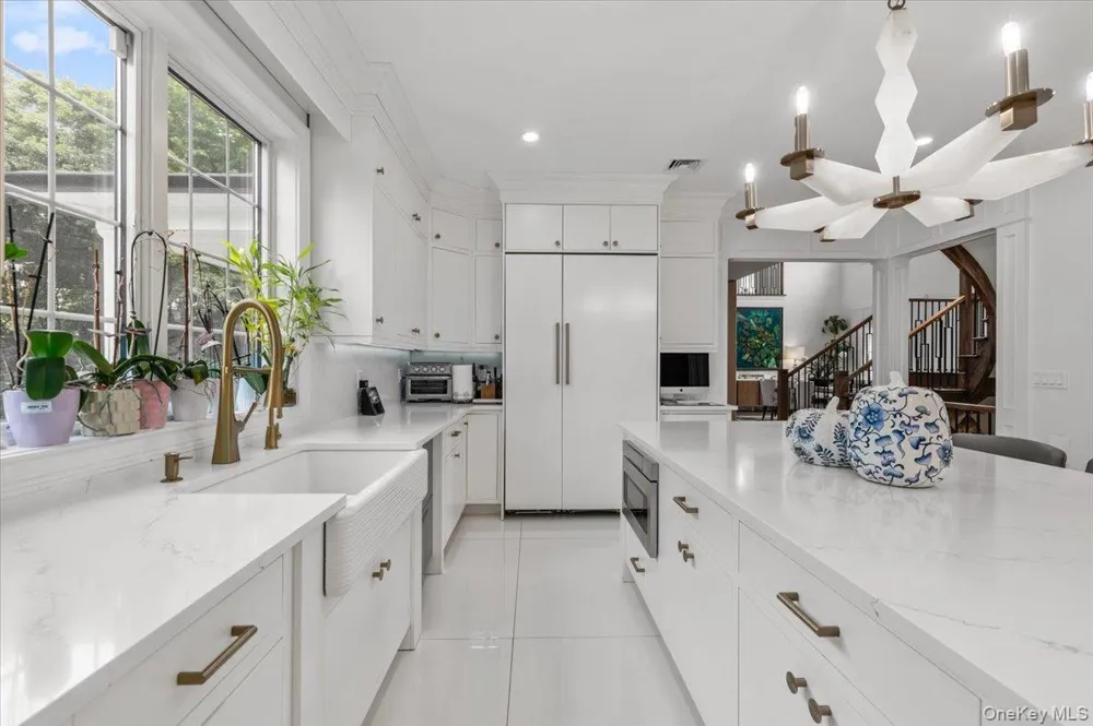 105 Woodhill Lane Manhasset, NY 11030