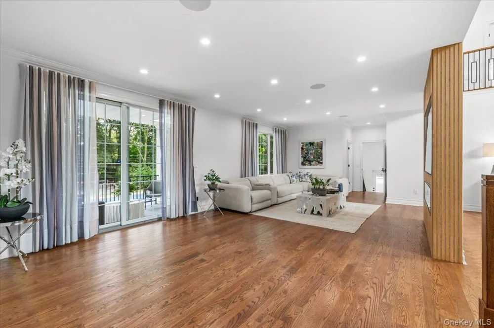 105 Woodhill Lane Manhasset, NY 11030