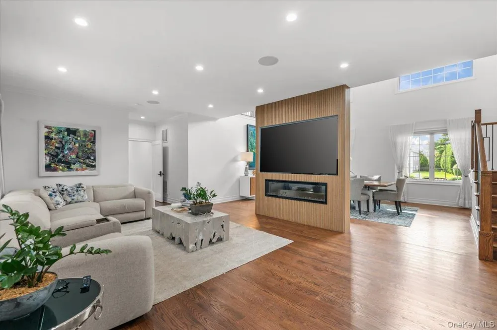 105 Woodhill Lane Manhasset, NY 11030