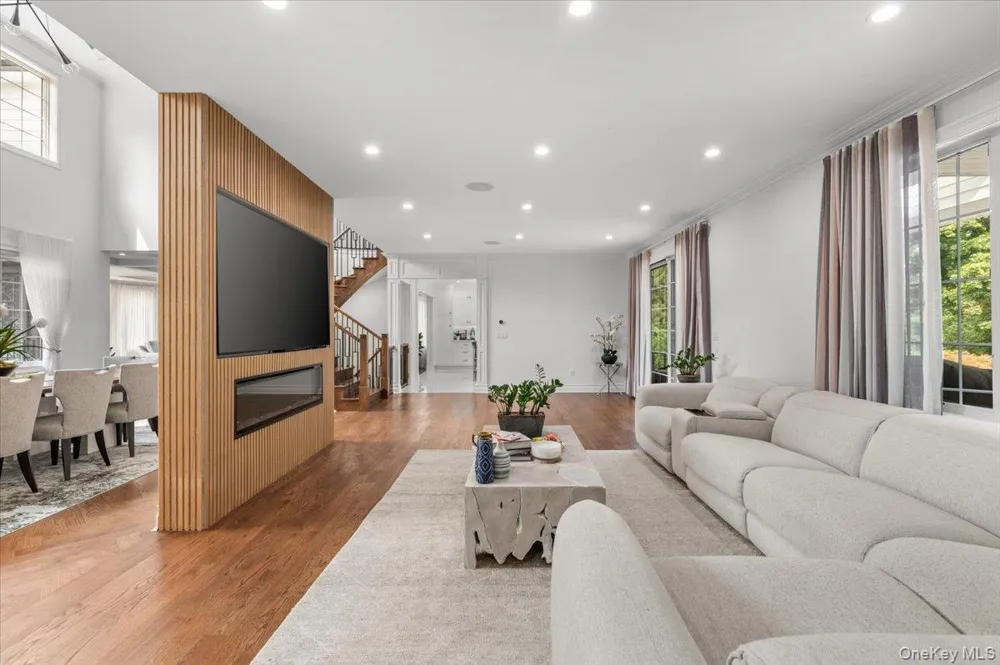105 Woodhill Lane Manhasset, NY 11030