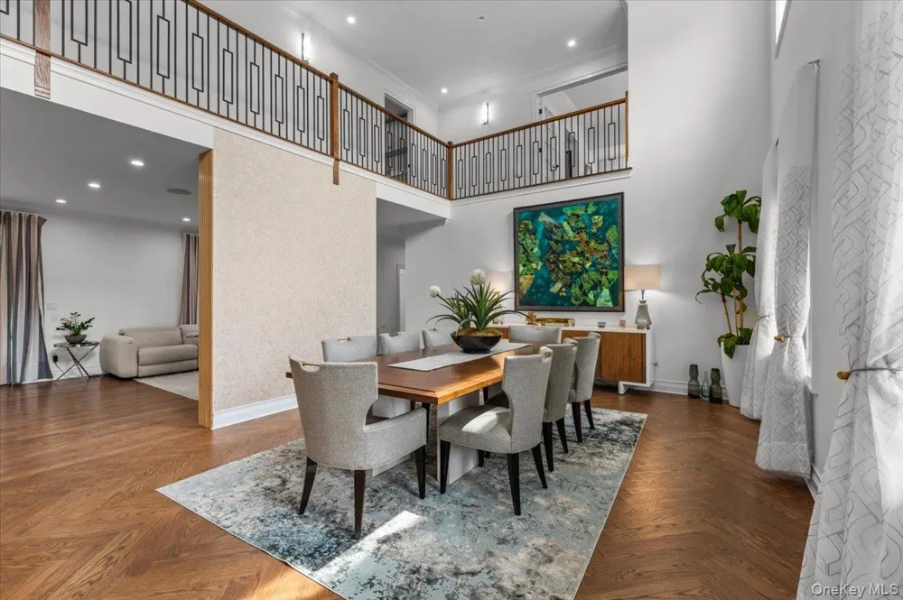 105 Woodhill Lane Manhasset, NY 11030