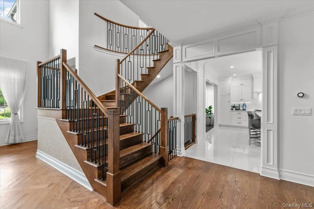 105 Woodhill Lane Manhasset, NY 11030