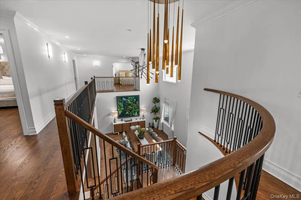 105 Woodhill Lane Manhasset, NY 11030