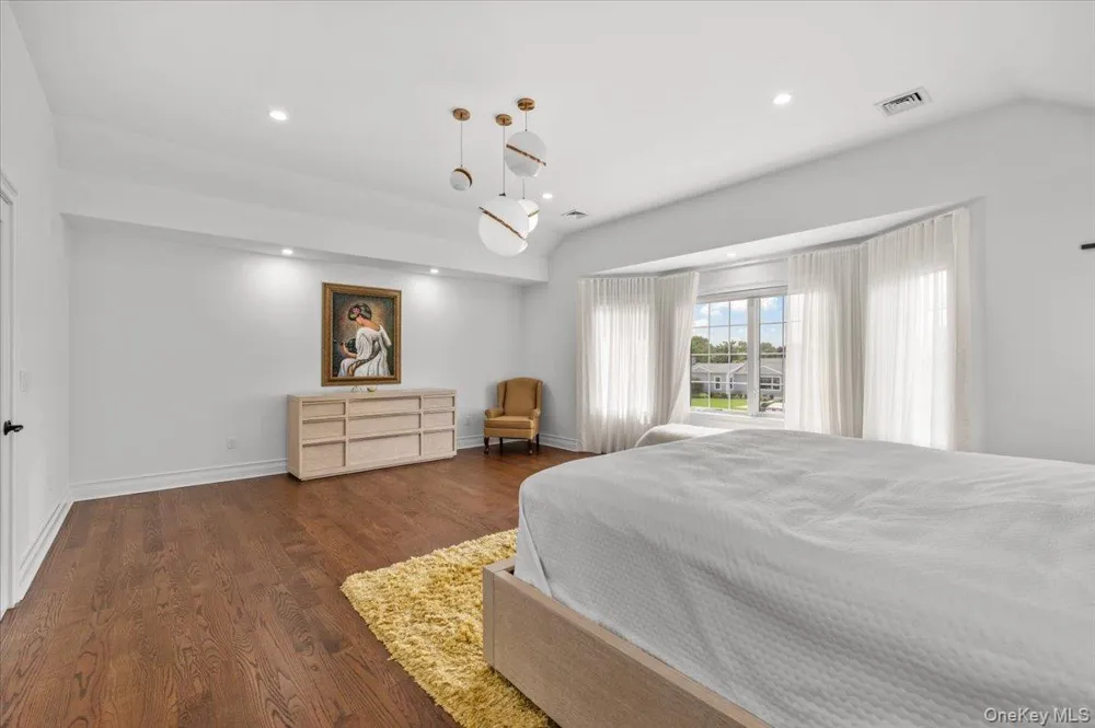 105 Woodhill Lane Manhasset, NY 11030