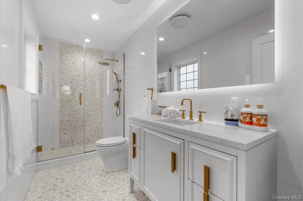 105 Woodhill Lane Manhasset, NY 11030