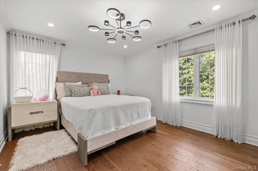 105 Woodhill Lane Manhasset, NY 11030