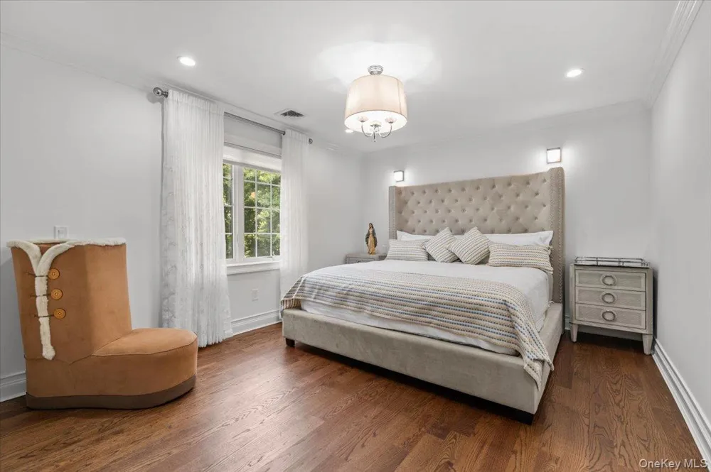 105 Woodhill Lane Manhasset, NY 11030